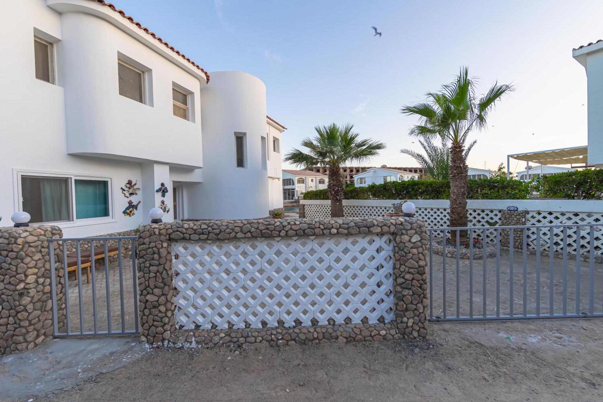 Aden Beach - Sea View Room With Beach Access In Villa Hurghada Buitenkant foto